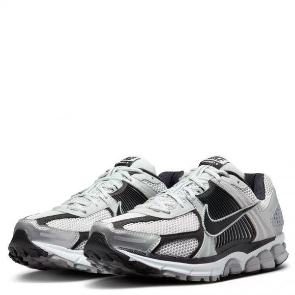 Nike Men's White and Black Athletic Shoes - Picture 1 of 1